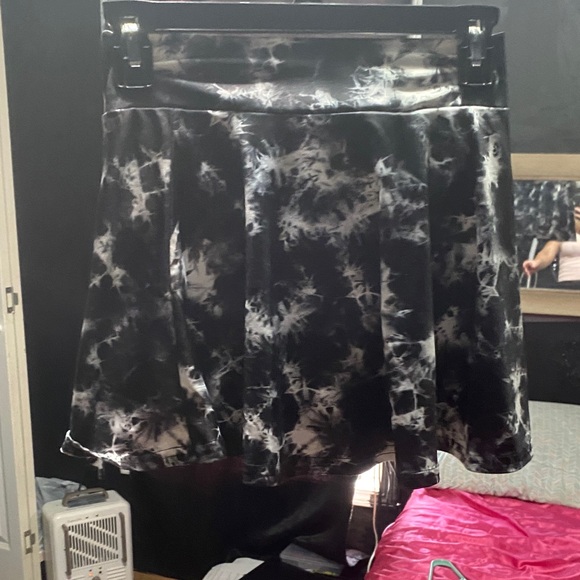 Black and White Tie-Dye Skirt - Picture 3 of 4